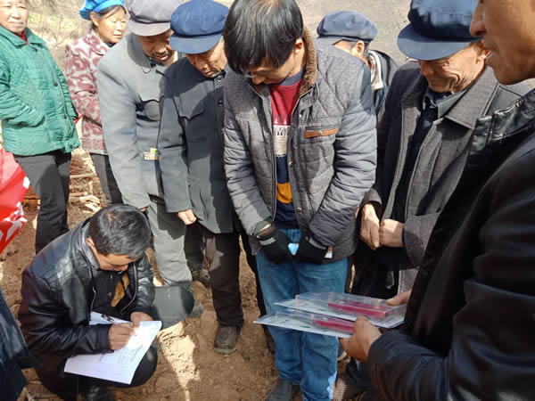 隴運集團(tuán)公司積極開展寧強村冬季花椒養(yǎng)護(hù)培訓(xùn)